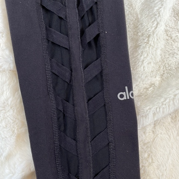 ALO Yoga Black CHEVRON CAPRI Leggings S - Picture 4 of 6